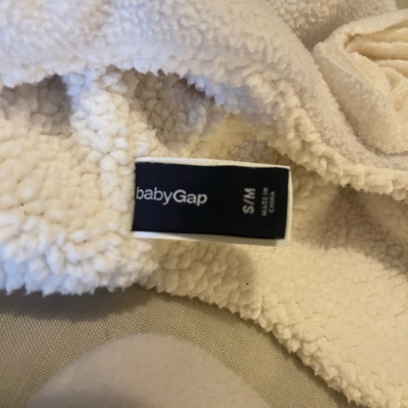 Baby Gap winter hat and mittens - Picture 3 of 4